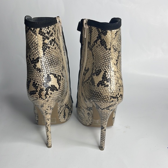 Wild Diva Faux Snakeskin Black Cream Strappy Heels Shoe Stiletto Size 8.5 - Picture 4 of 7